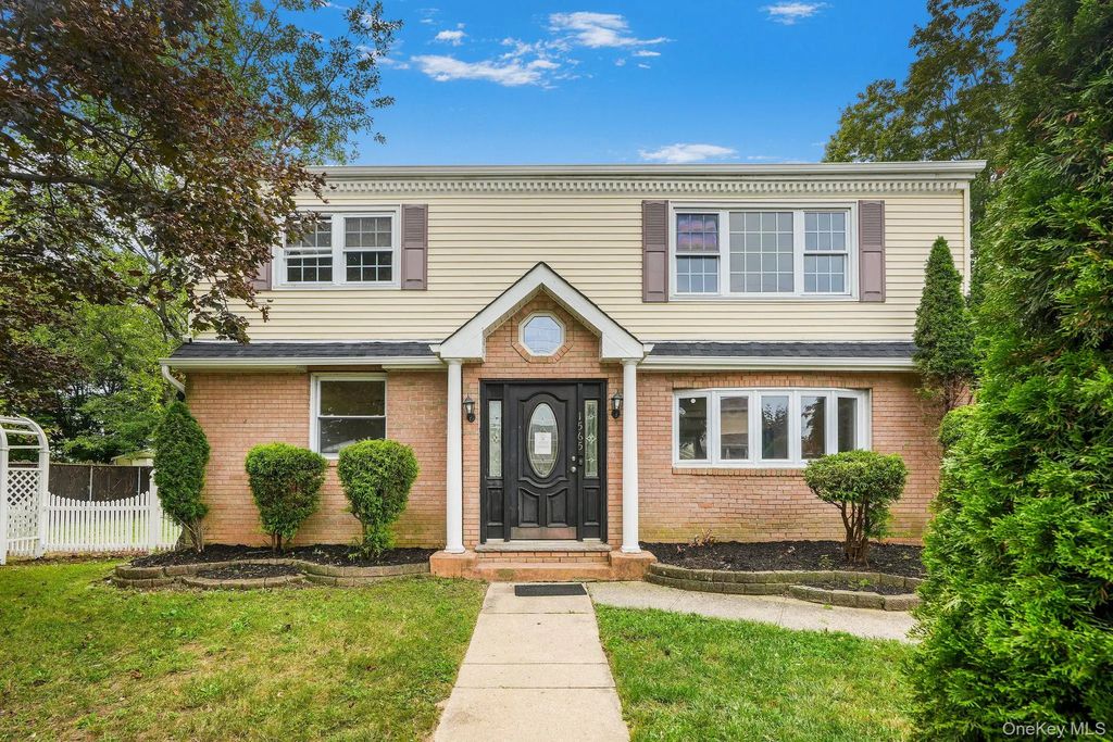 1565 10th Street, West Babylon