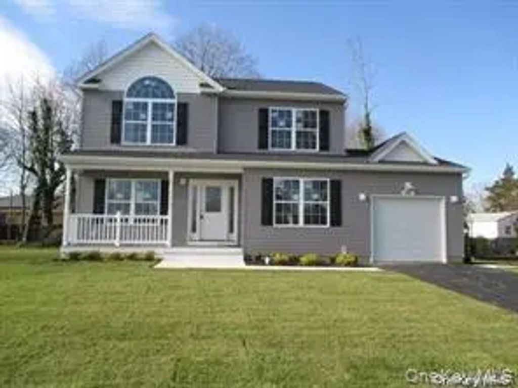 648 Bayview Avenue, Bellport