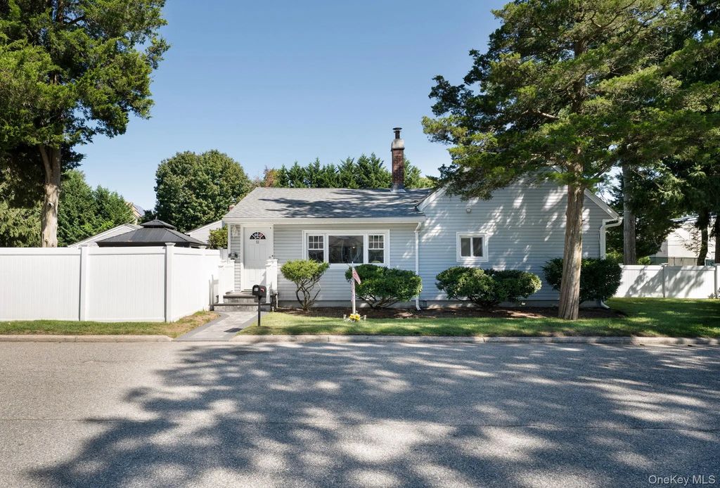 51 Norwood Avenue, Port Jefferson
