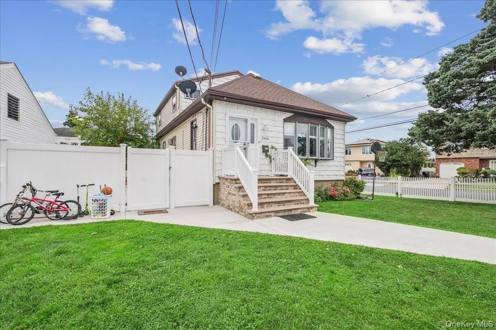 2696 W Alder Road, Bellmore