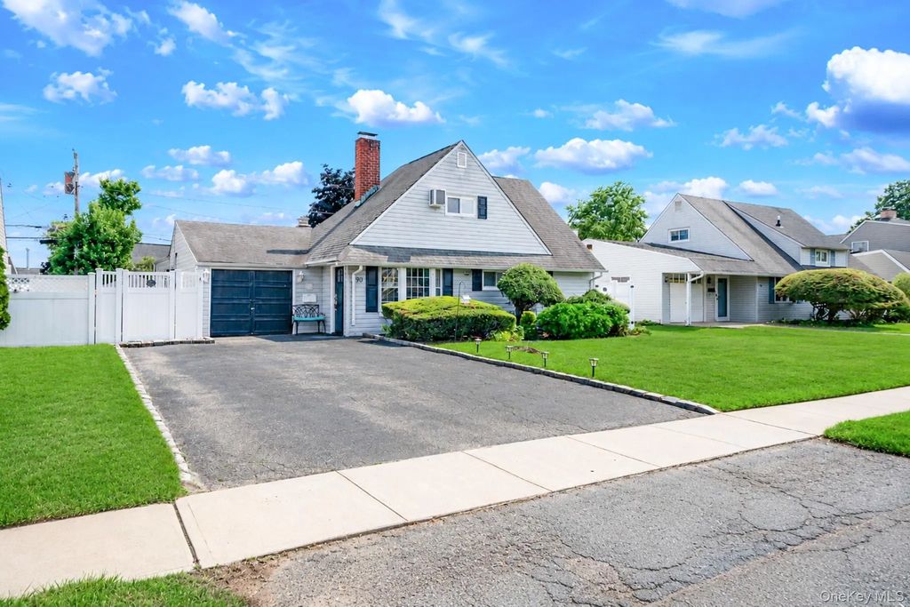 90 Twin Lane N, Wantagh