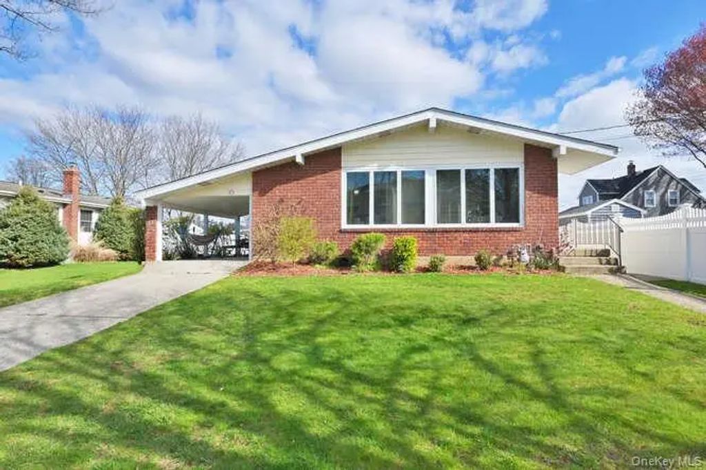 10 Pickwick Drive S, Hicksville