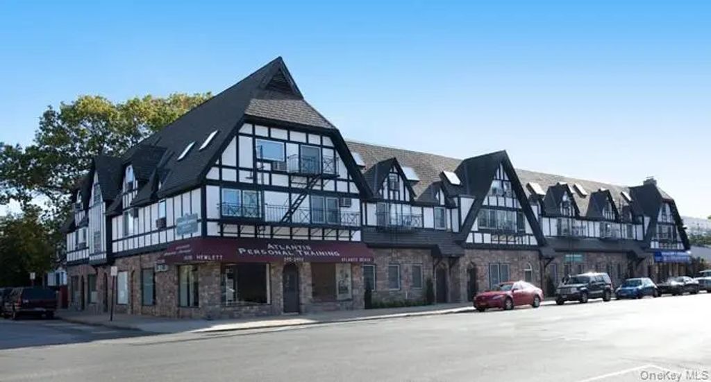 1417 Broadway Avenue # 2r, Hewlett