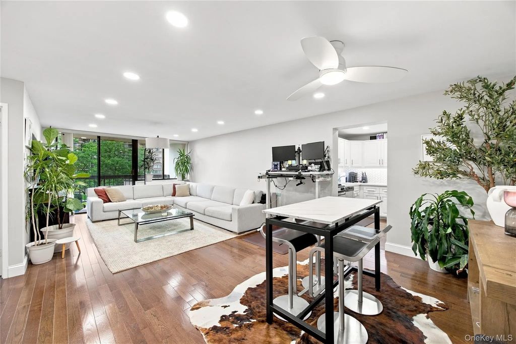 1 Bay Club Drive # 3e, Bayside