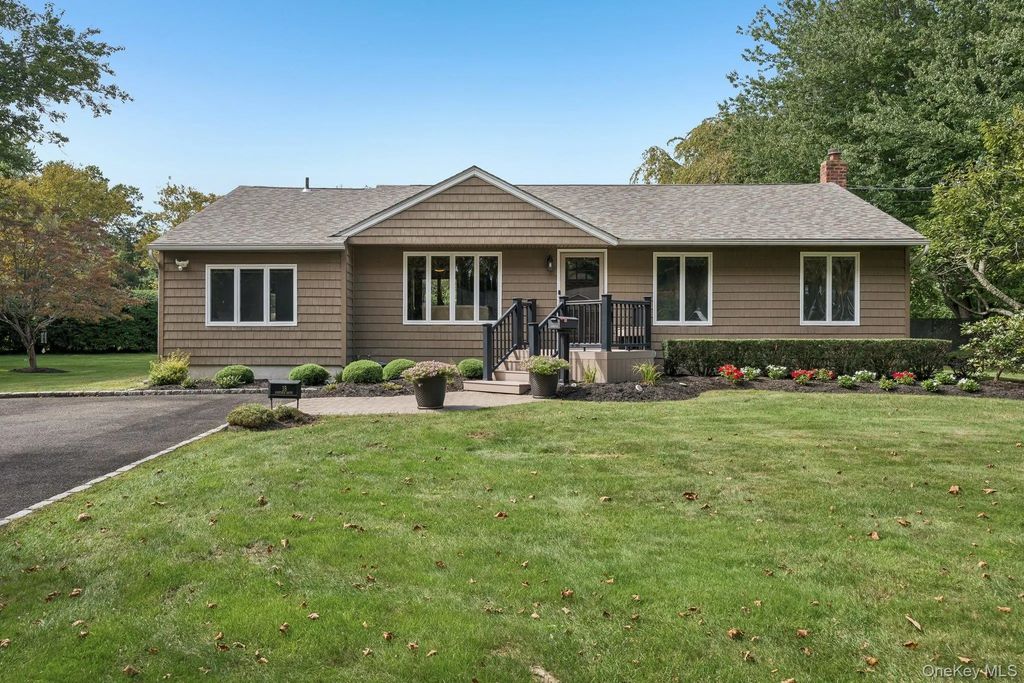 18 Gunther Drive, East Northport