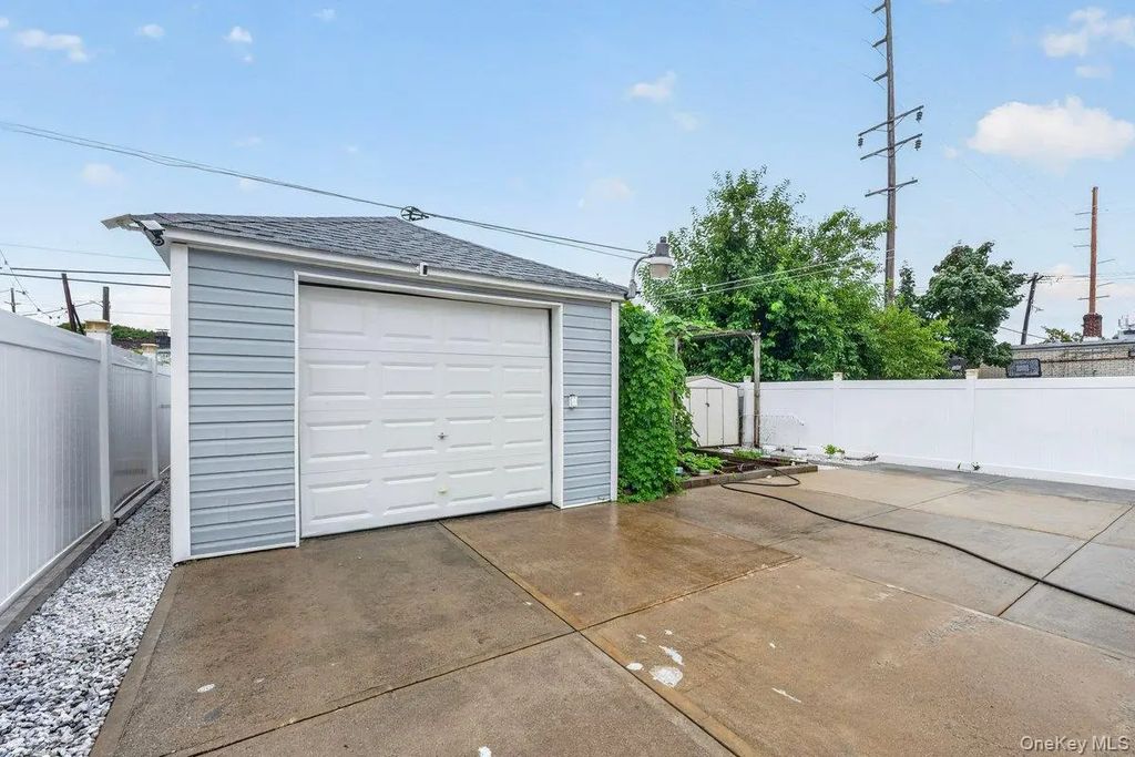 255 Cochran Place, Valley Stream