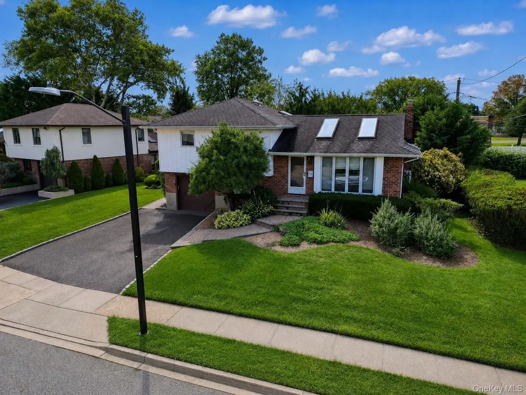 79 Plymouth Road, Plainview