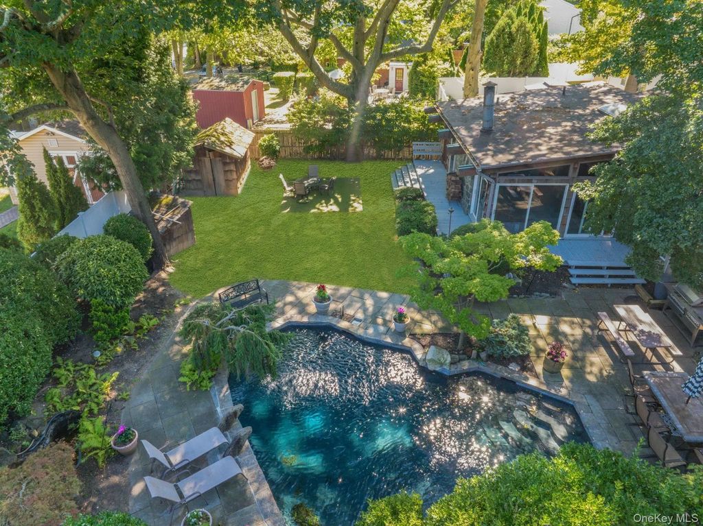 78 Chestnut St, Glen Cove