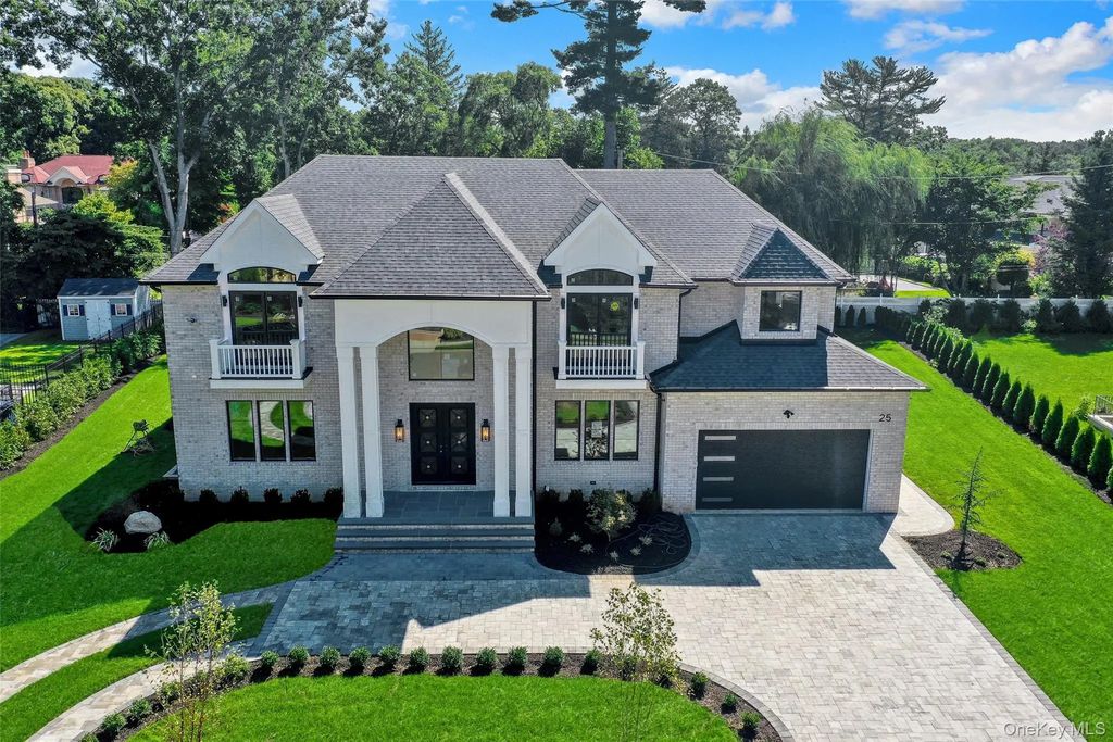 25 Hemlock Lane, Roslyn Heights