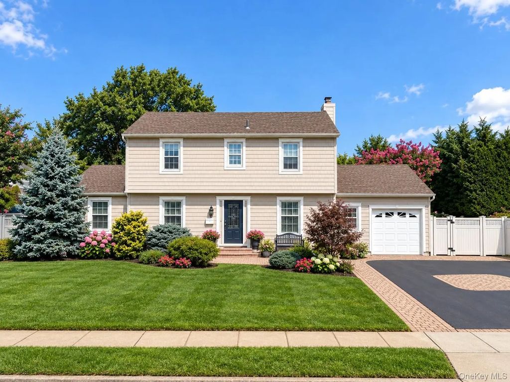 8 Curlew Place, Massapequa
