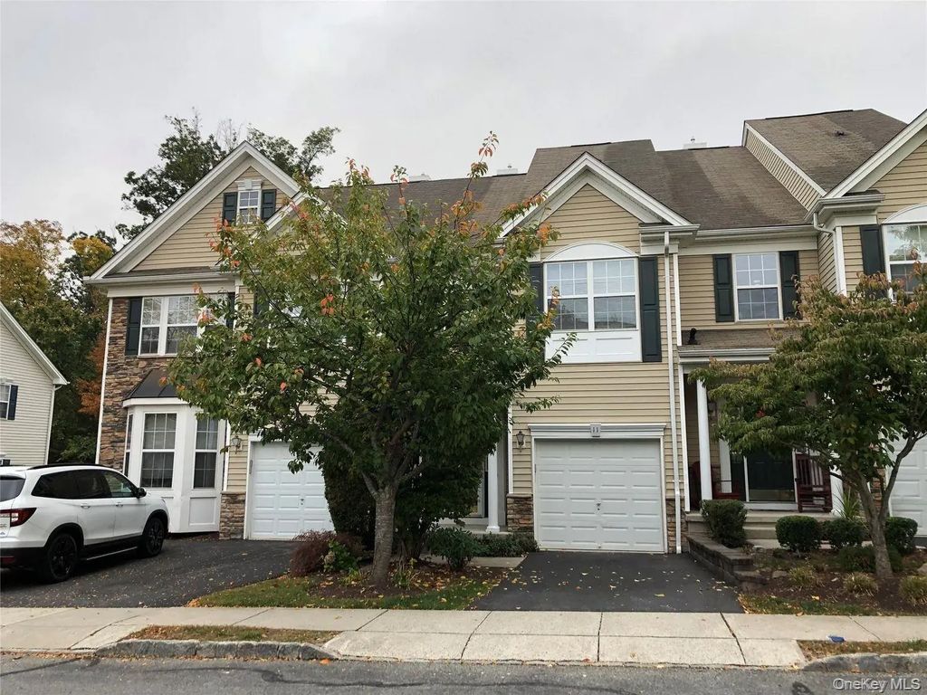 11 Barr Lane, Monroe
