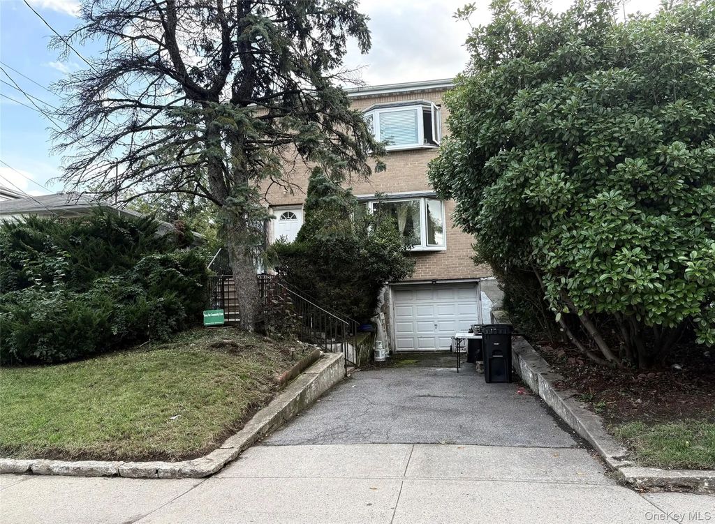 105-20 Ditmars Boulevard, East Elmhurst