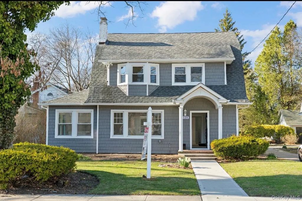 120 Lena Avenue, Freeport