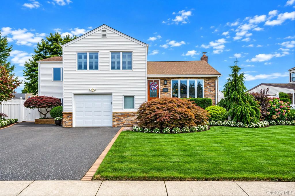 464 N Atlanta Avenue, Massapequa
