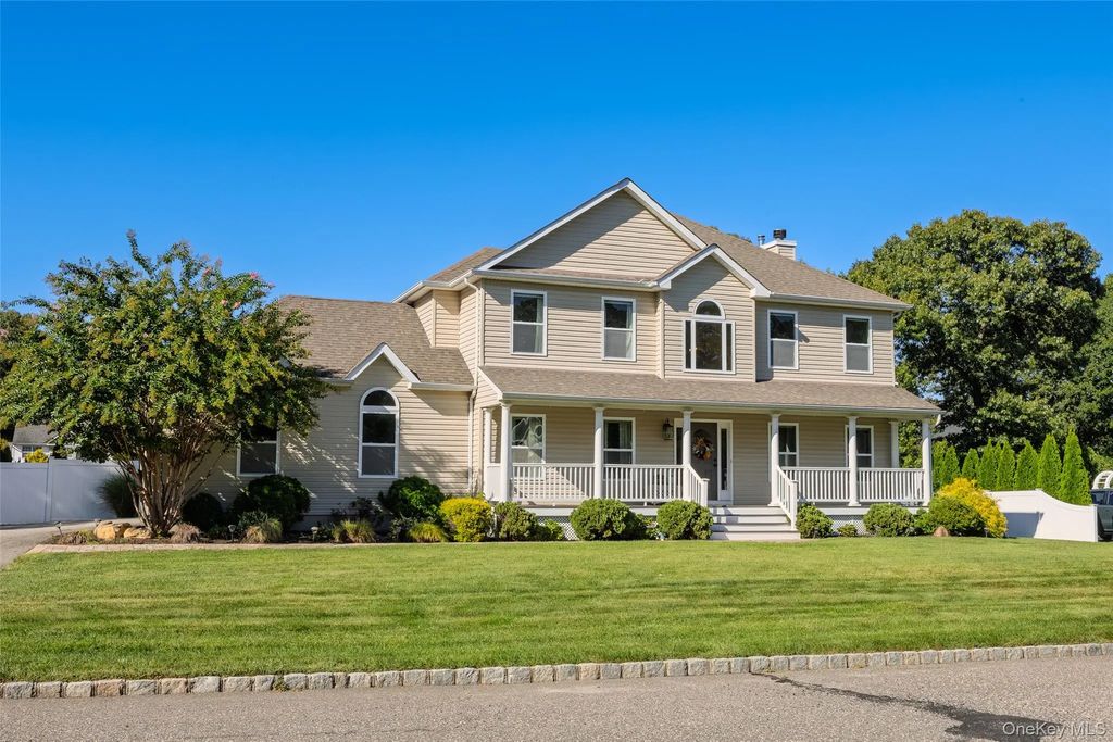 9 Valerie Court, Centereach