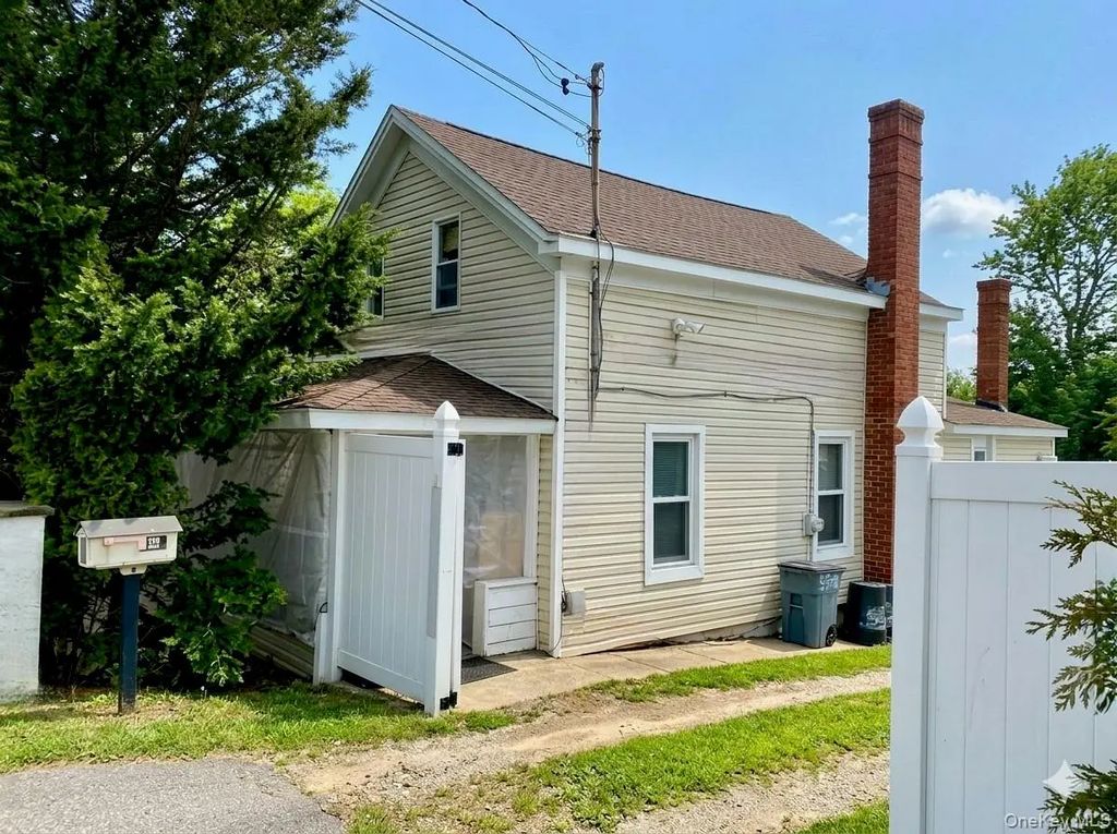 970 E Main Street, Riverhead