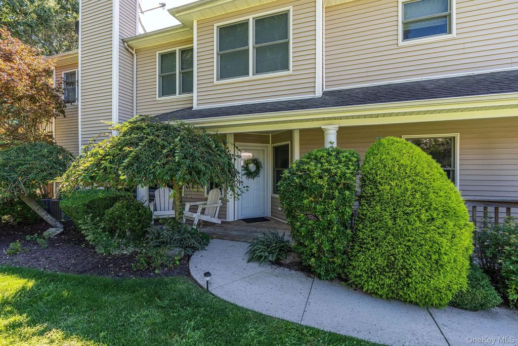 606 Willow Pond Drive # 606, Riverhead