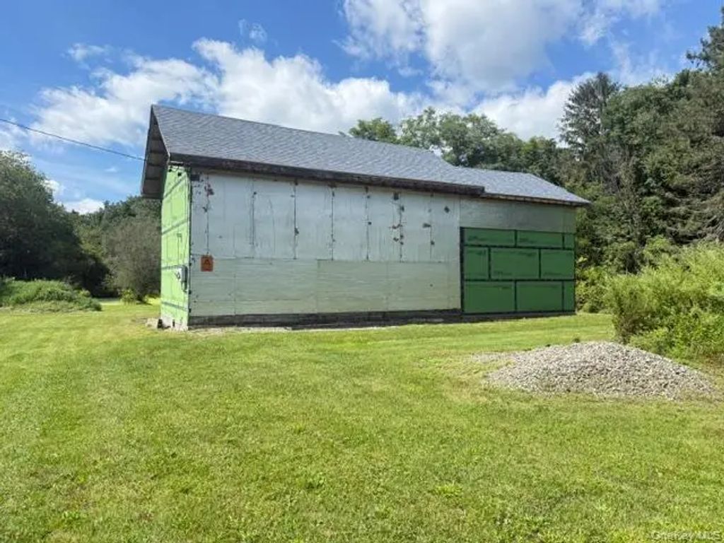 595 N Quaker Lane, Hyde Park