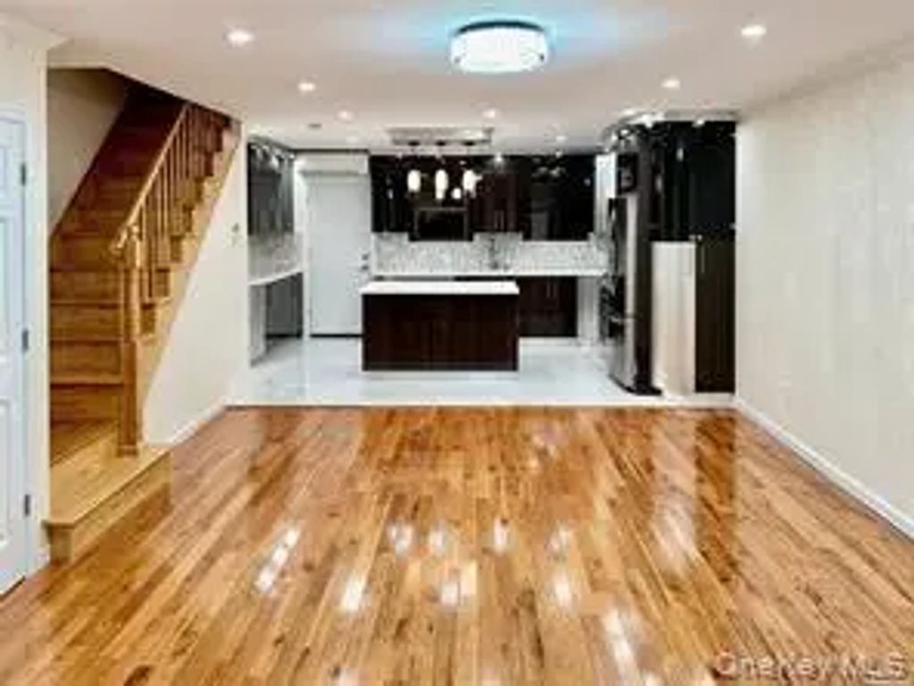 9911 Ascan Avenue, Forest Hills