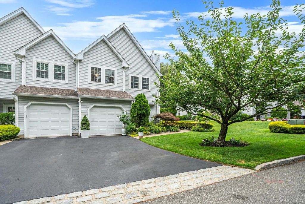 112 Erin Lane, East Setauket