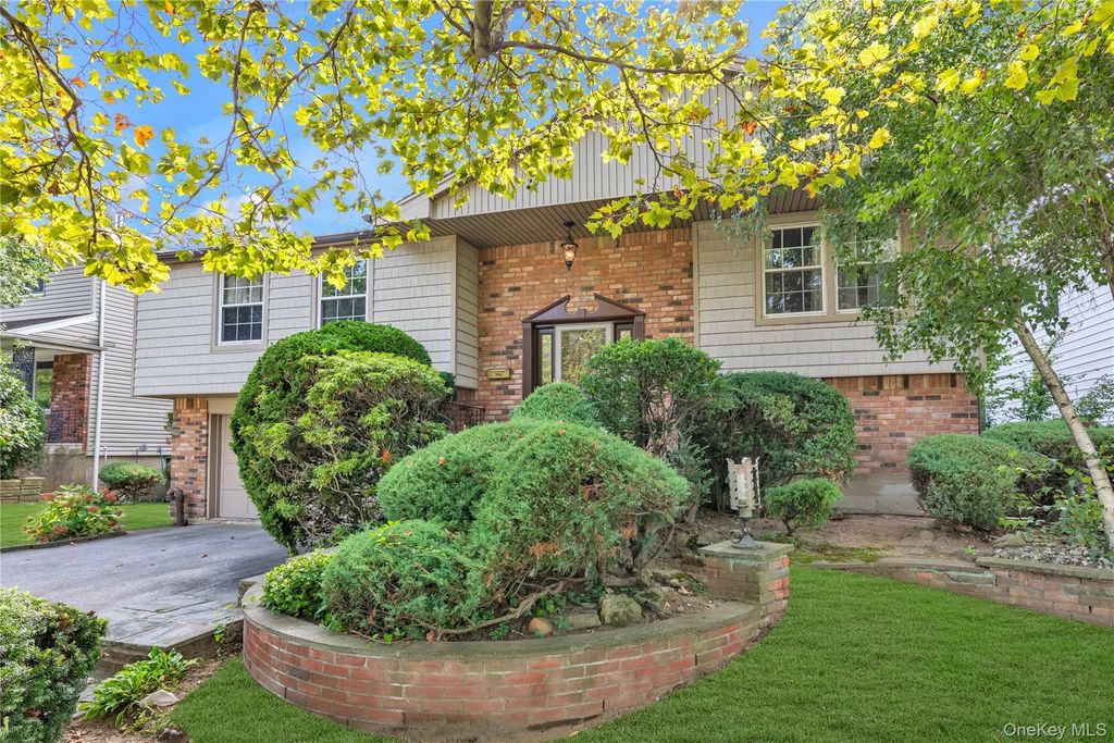 22 Valley Lane W, North Woodmere