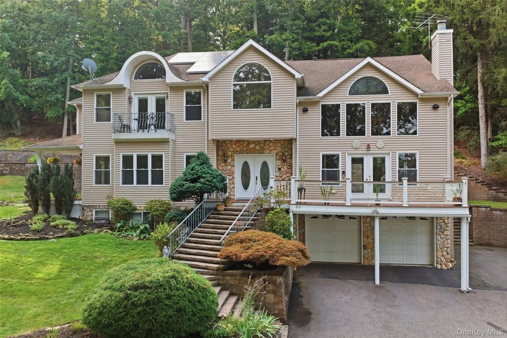 23 Beach Plum Drive, Centerport