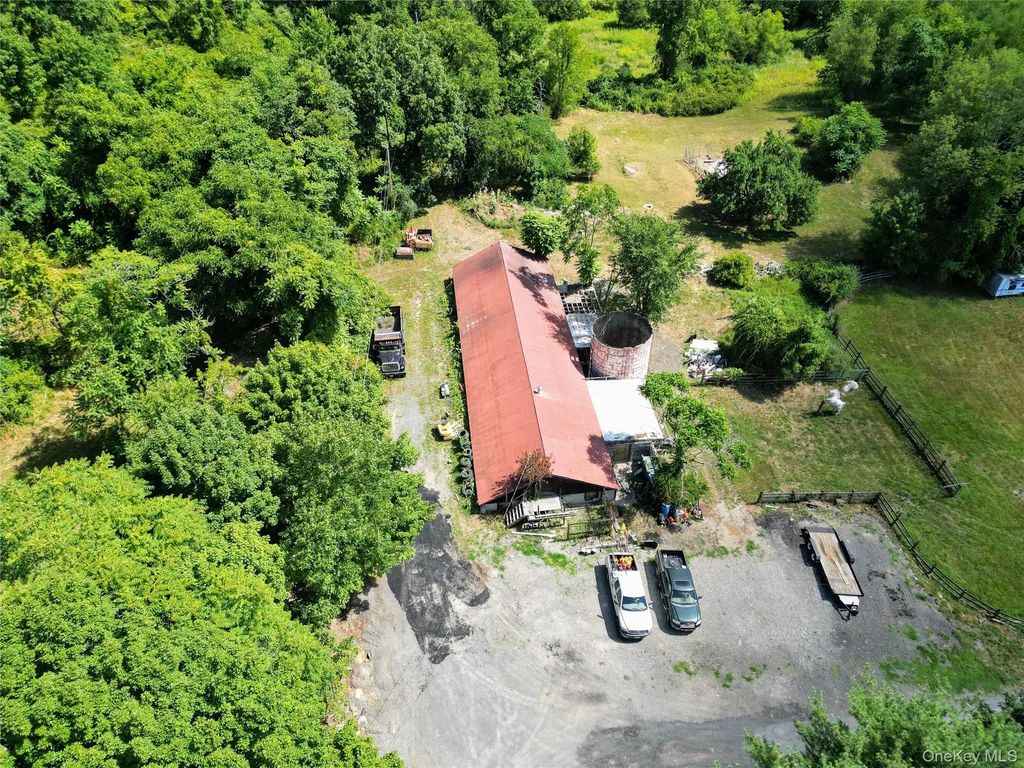 686 Route 17m, Middletown