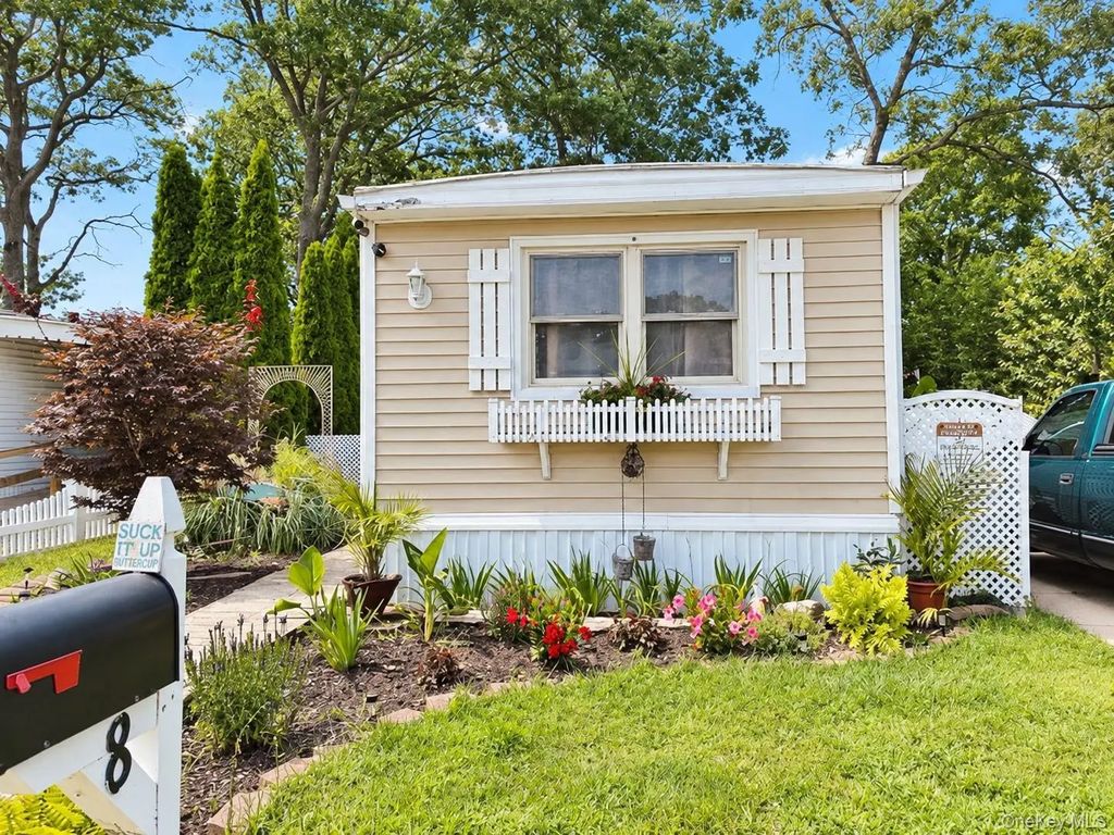 8 Buttercup Drive, Bohemia