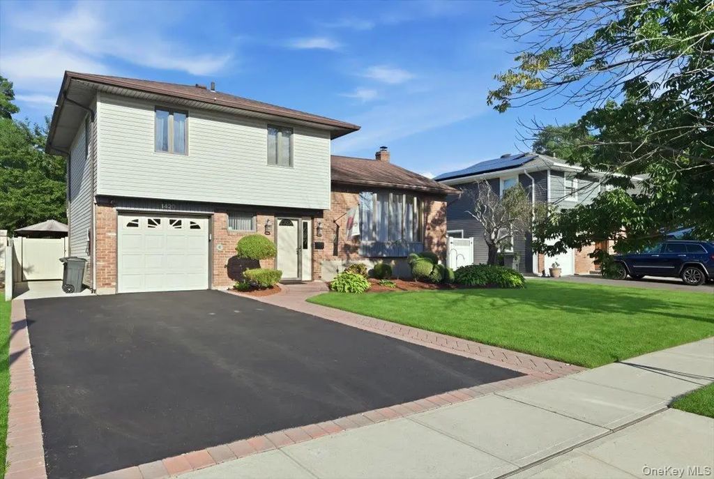 1420 Holiday Park Drive, Wantagh