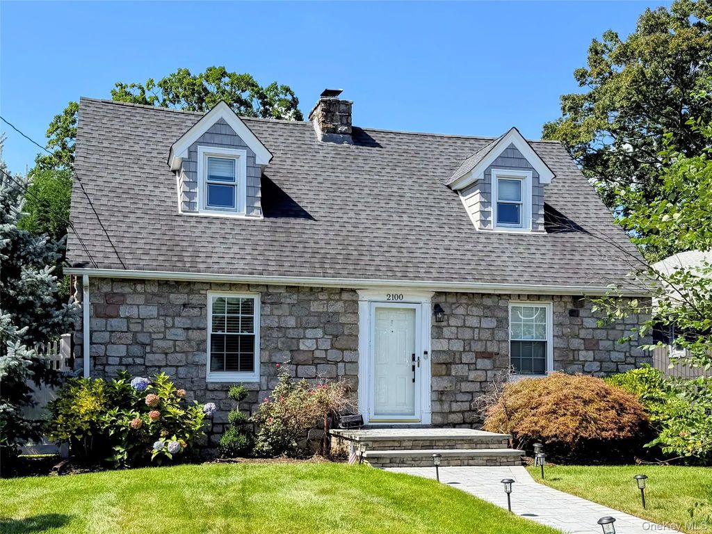 2100 Hillside Avenue, Bellmore