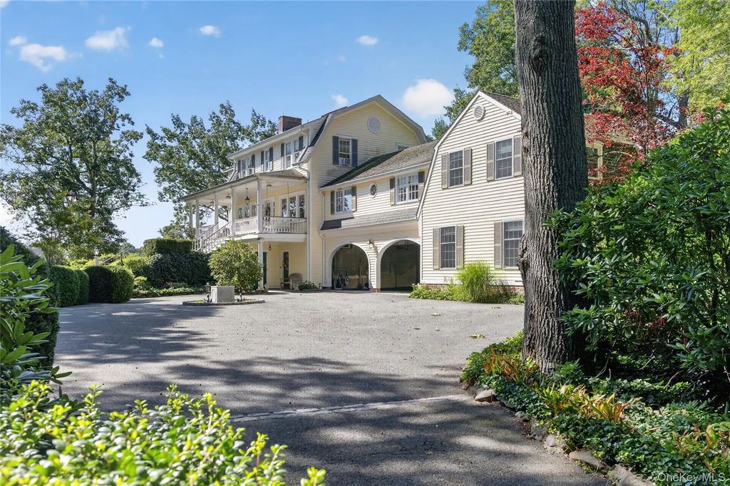 10 Holden Lane, Bayville