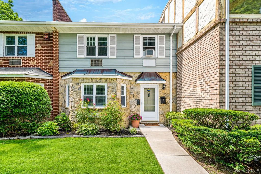 11 Glen Hollow Drive # D7, Holtsville