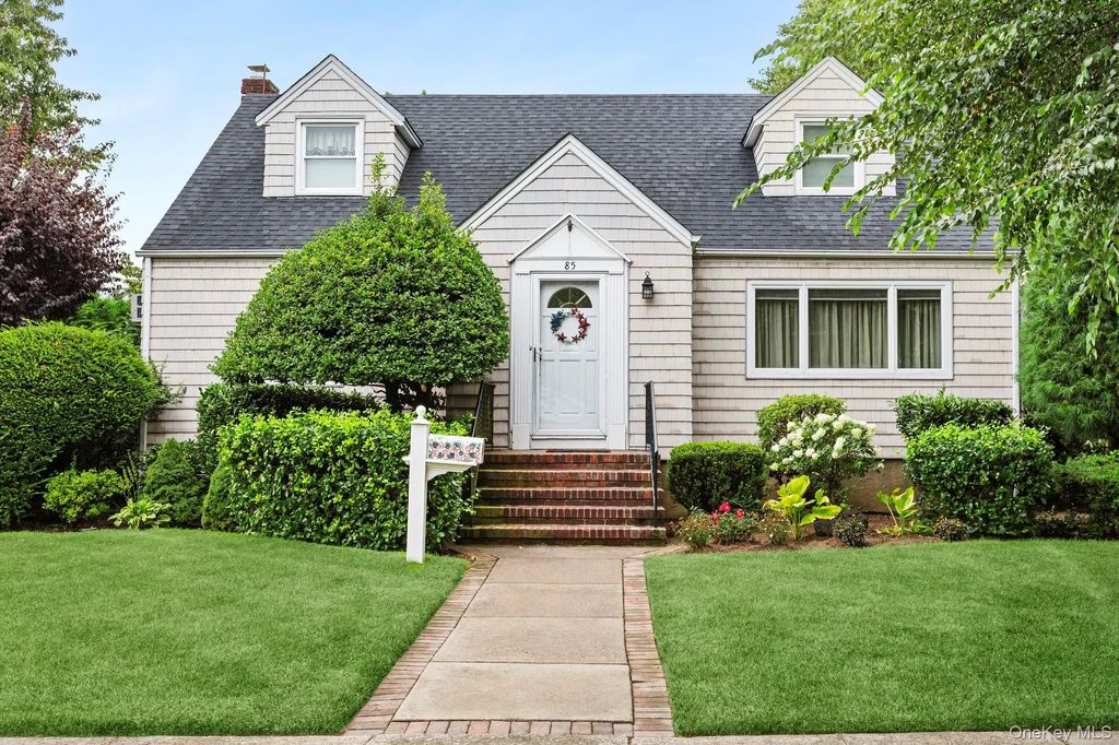 85 Woodlawn Avenue, Valley Stream