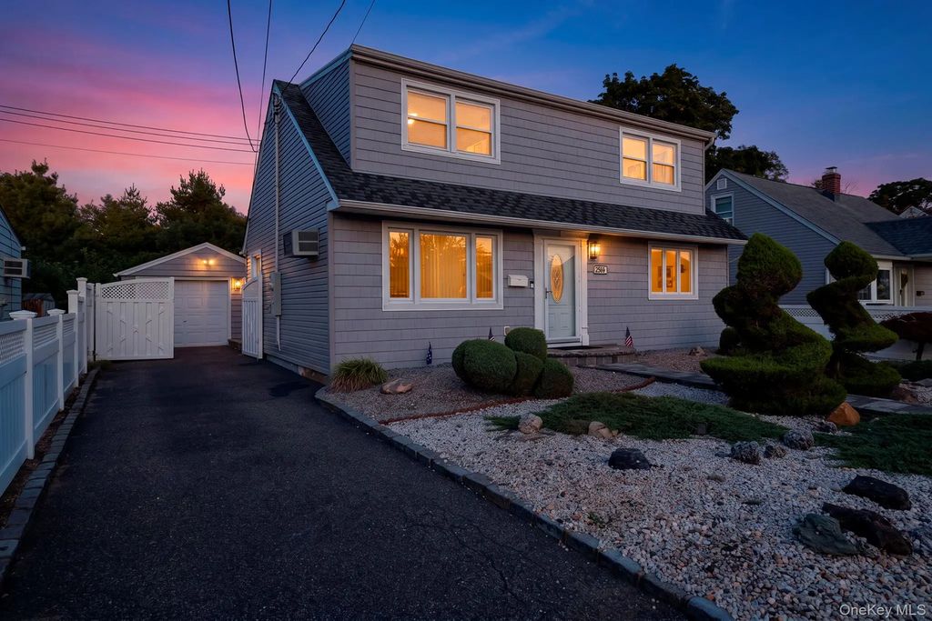 2569 Wantagh Avenue, Wantagh