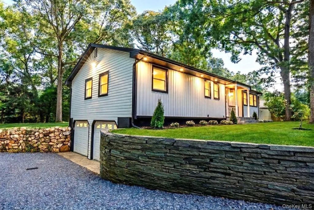 14 Camelot Lane, East Setauket