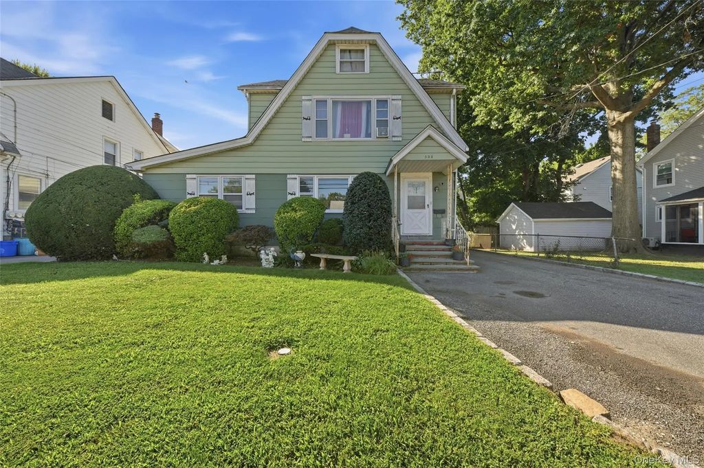 506 Whittier Street, Westbury