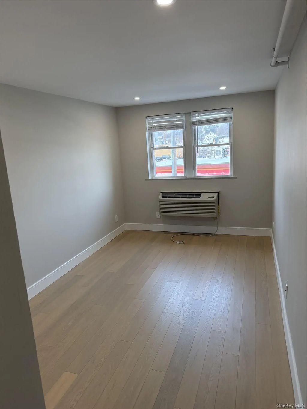 320 Post Avenue # 3j, Westbury