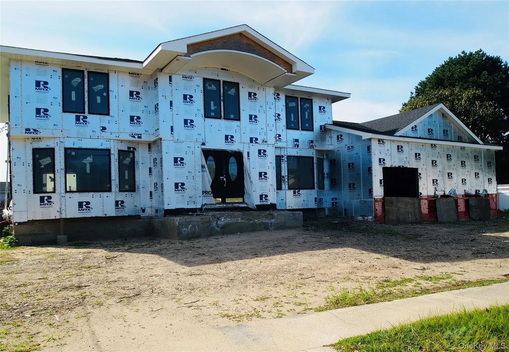 2 Skylark Road, Massapequa Park