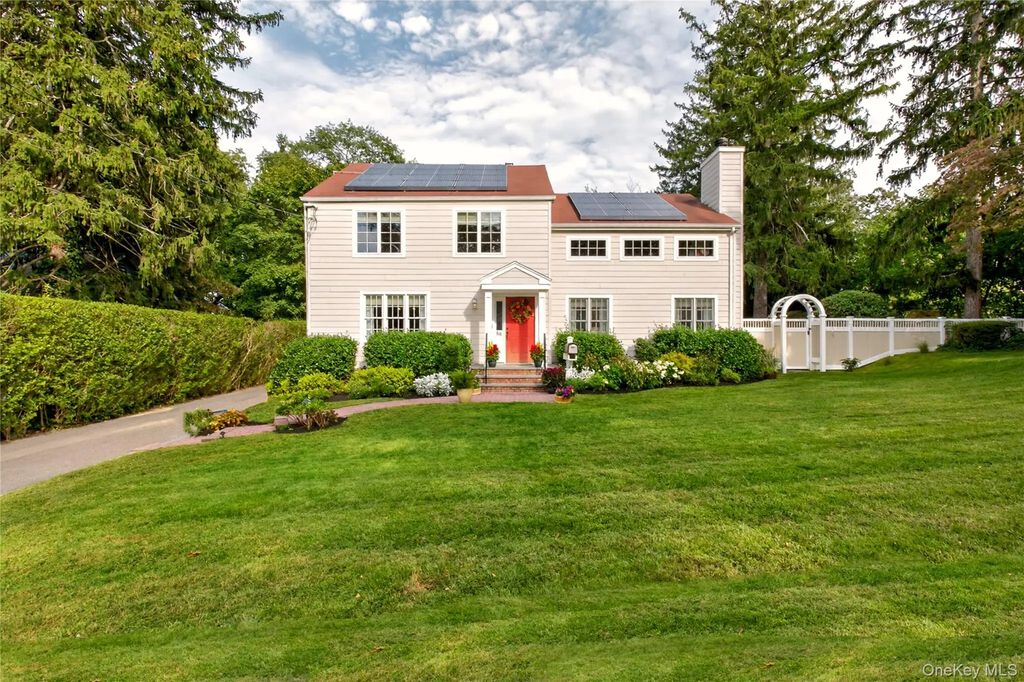 88 Knollwood Avenue, Huntington