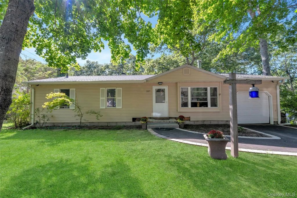 257 Parkway Drive, Calverton