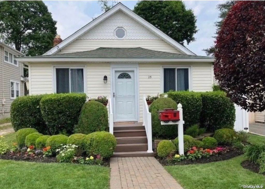 23 Locust Avenue, Bayville