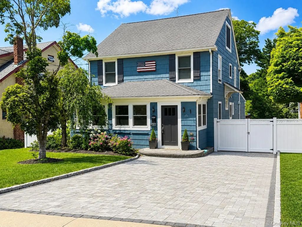 182 School Street, Oyster Bay