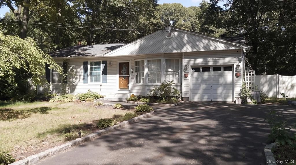 254 Auborn Avenue, Shirley