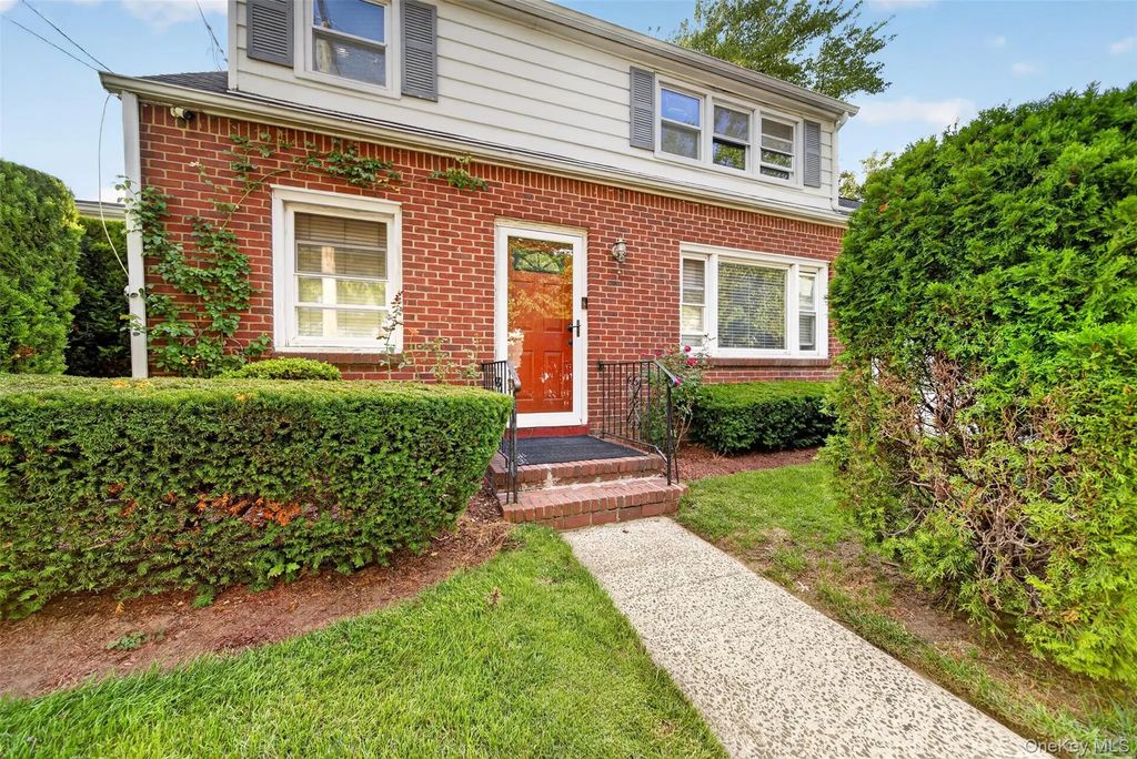 69 Stewart Avenue, Garden City