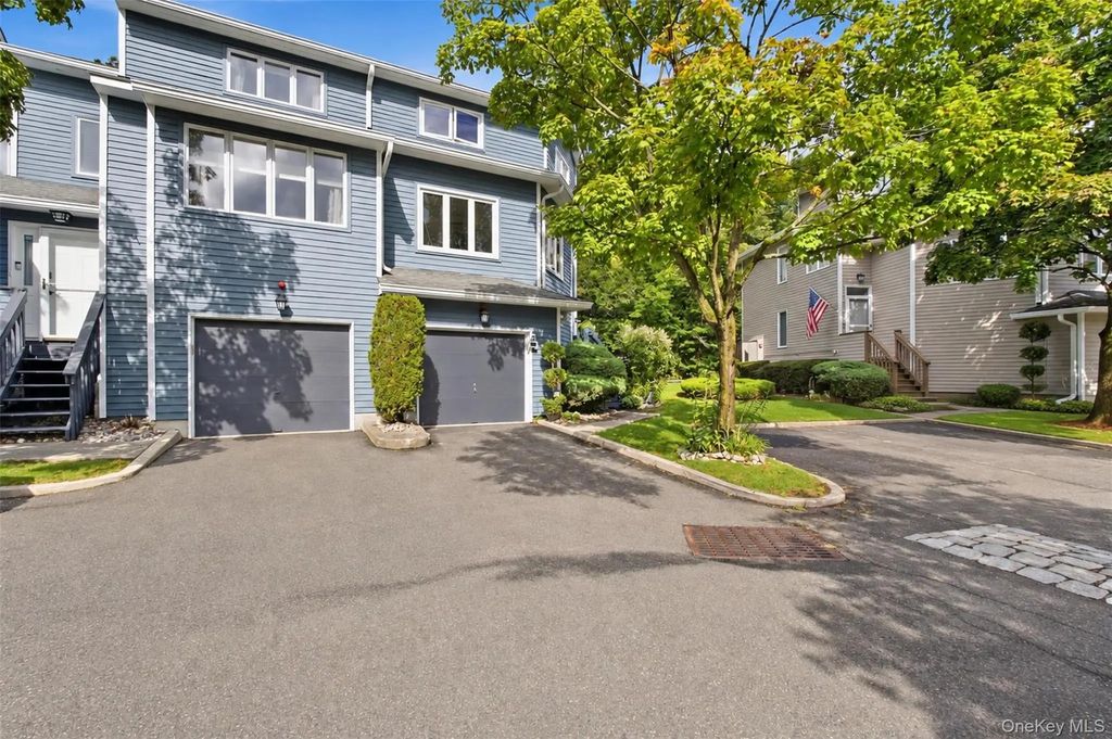 35 Village Green, Bardonia