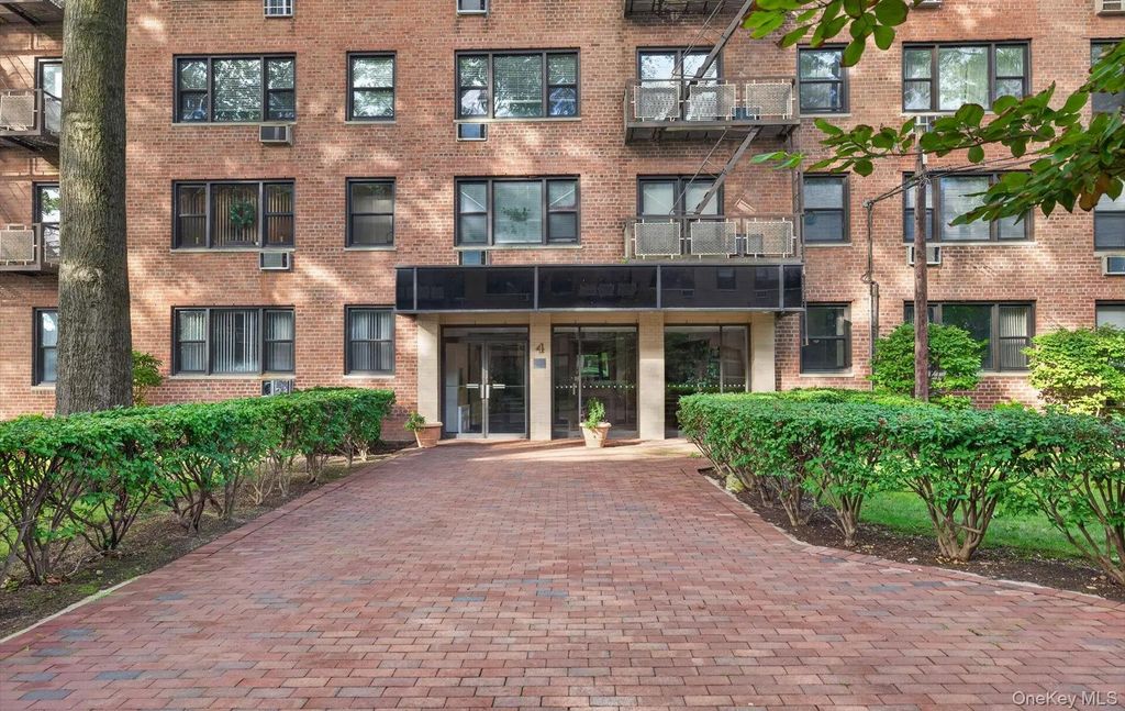 4 Birchwood Court # 4g, Mineola