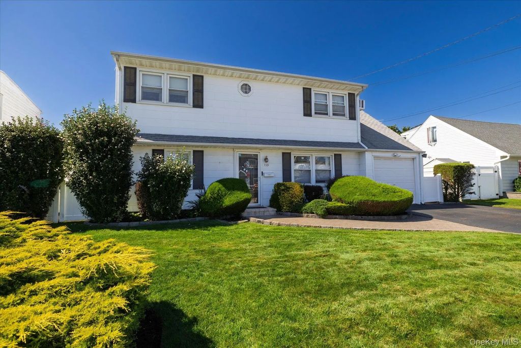 129 Arlyn Drive W, Massapequa