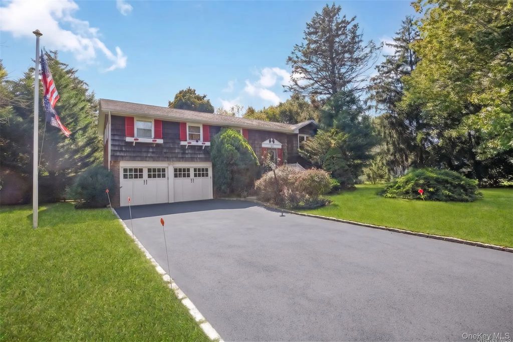 16 Wendy Lane, East Northport