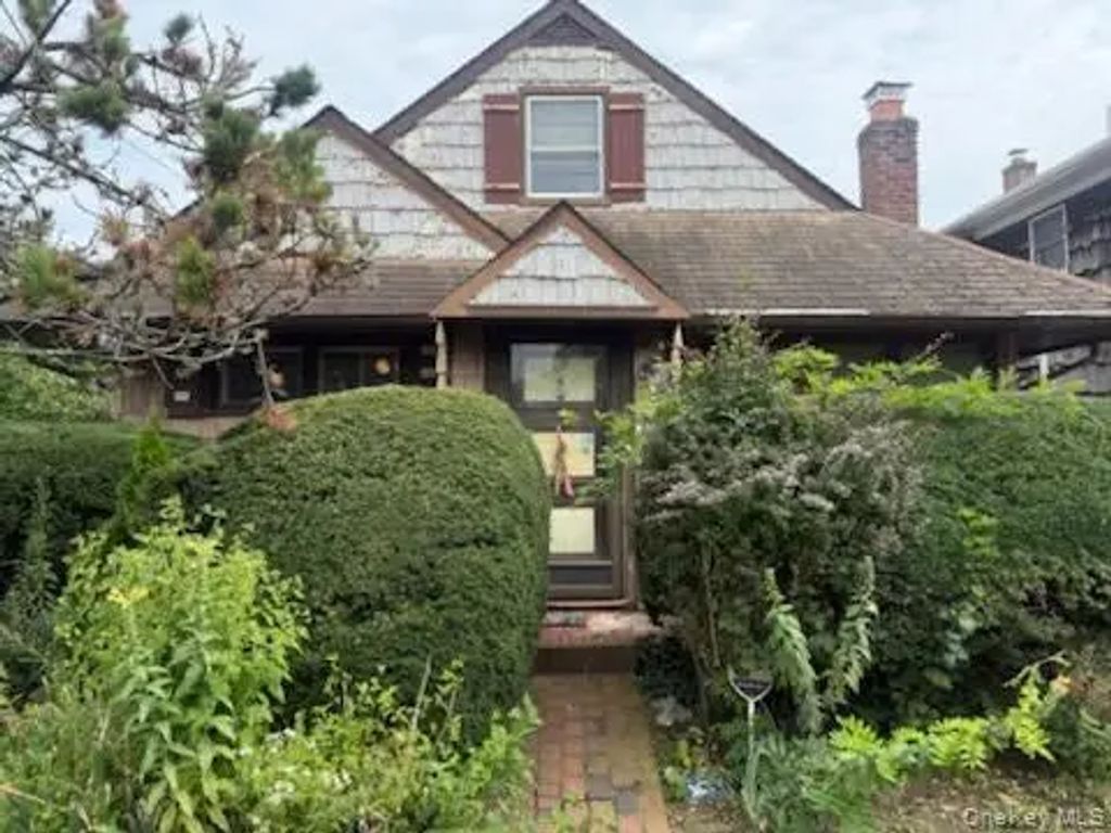 803 Ibsen Street, Woodmere