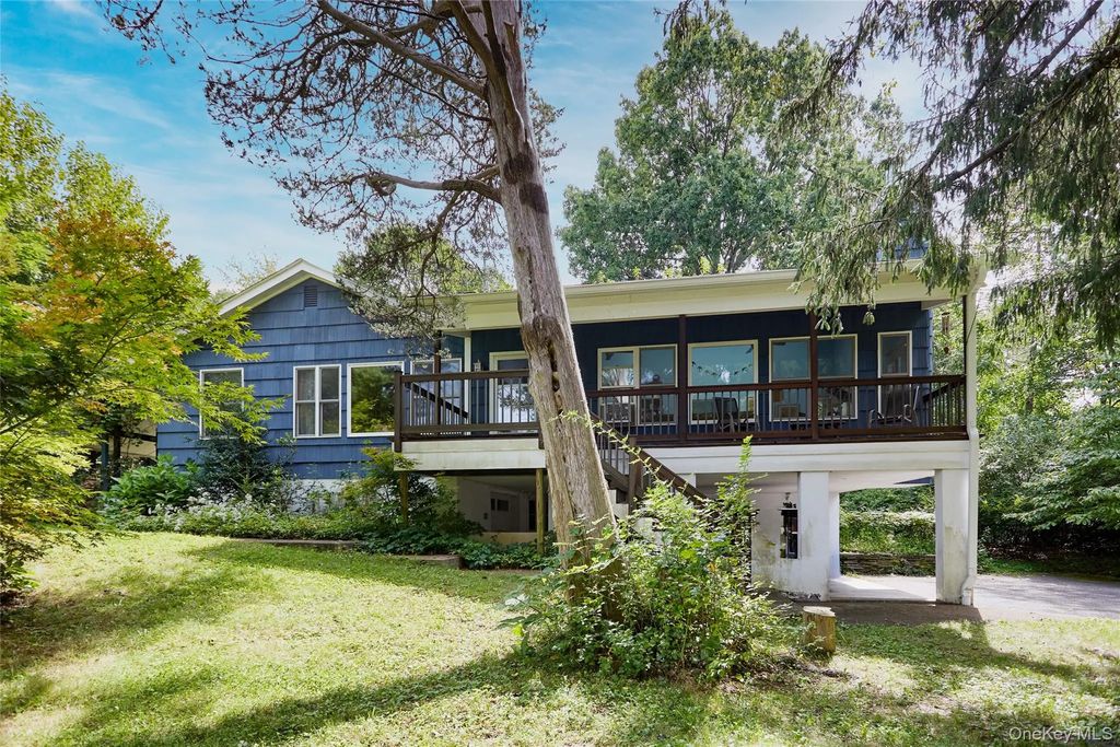 17 Merriewold Lane N, Monroe